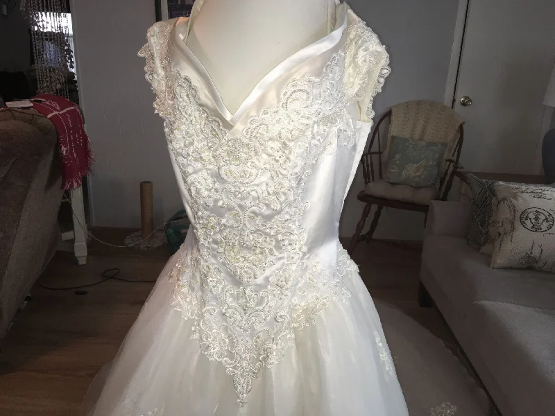 David's Bridal Lady Eleanor Lounge unclassified dresses